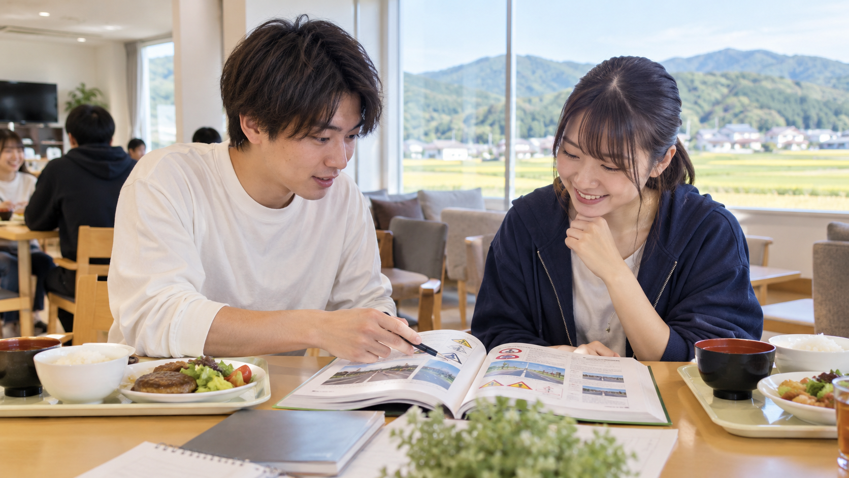 合宿免許中に食堂で学科を復習する教習生のイメージ